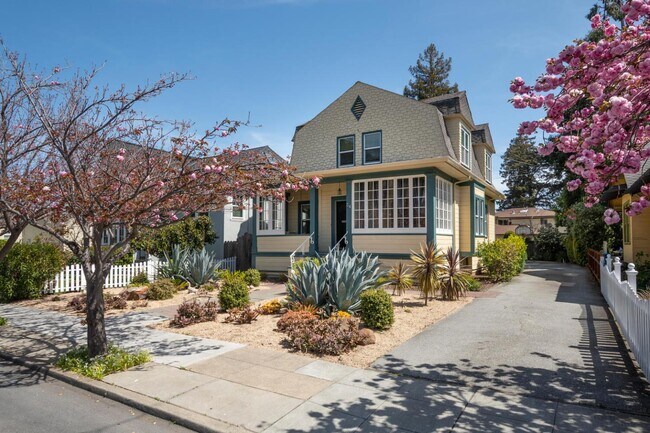 Building Photo - 34 10th Ave