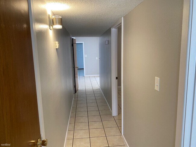 Building Photo - 2 br, 1 bath Duplex - 1617 W Nolana Ave