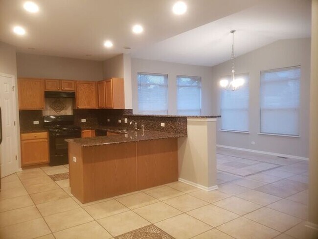 Foto del edificio - Stunning 4 bedroom 2.1 bath with basement