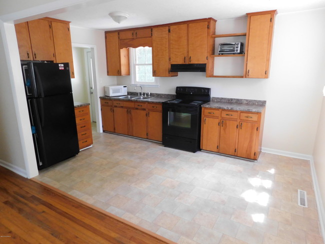 Building Photo - 526 Henderson Dr