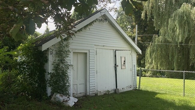 Building Photo - 67 Riverview St