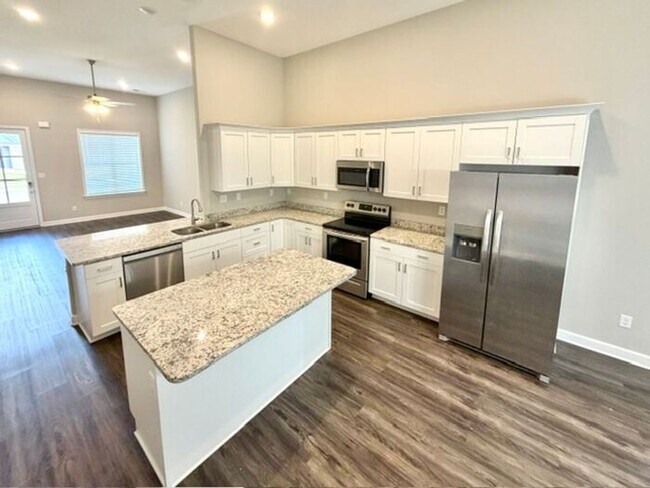 Foto del edificio - Now Leasing a 5-bedroom 3 bath home in Millington. Availalbe Now!