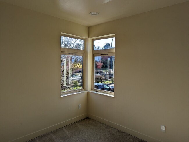 Building Photo - Beautiful Townhome