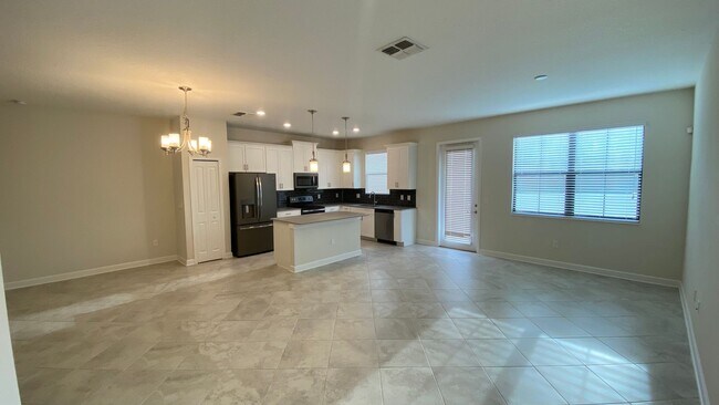 Building Photo - MOVE IN SPECIAL! 3BD/2.5BA Townhome in Lak...