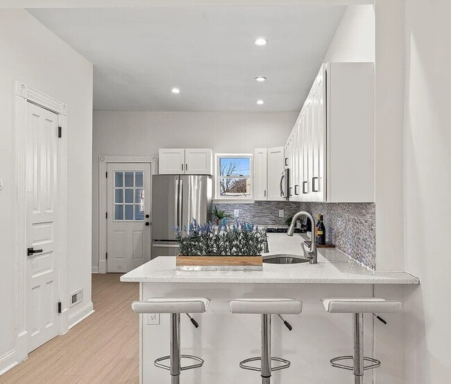 Building Photo - 13 W Upsal St