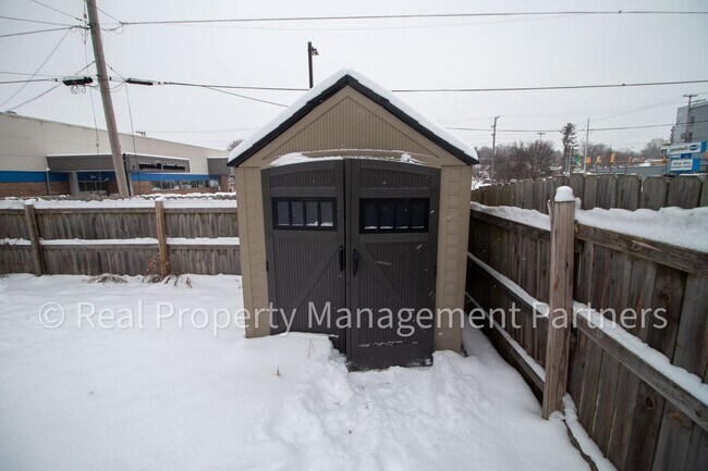 Foto del edificio - 3 Bedroom 1 Bath Home in Midtown GR – Fully Fenced Yard