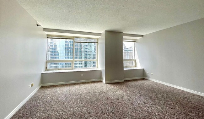 Building Photo - 512 N McClurg Ct