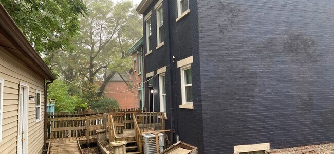 Building Photo - **Deposit Special $1000** 119 Valencia 3BR...