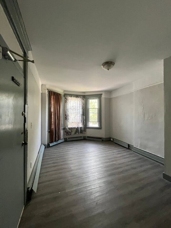 Building Photo - 147 Bostwick Ave