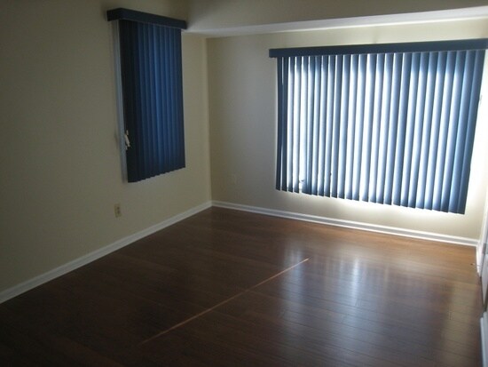 Foto del edificio - 72 Village Dr