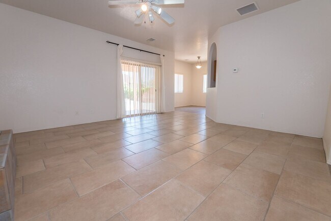 Foto del edificio - Large Corner Lot Home with 3 Bedrooms, 2 Baths, Central A/C, Washer & Dryer included!