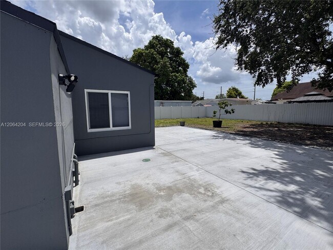 Building Photo - 2416 NW 88th St