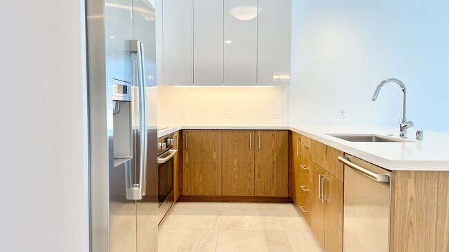 Foto del edificio - MODERN ONE BEDROOM UNIT AT AZURE ALA MOANA