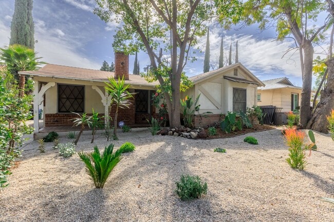 Foto del edificio - Cozy 3-bedroom Home Nestled in Encino!