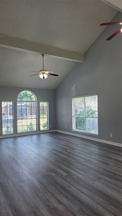 Foto del edificio - 16403 Salinas Ln