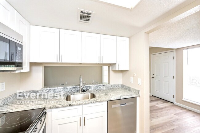 Foto del edificio - Charming 2-Bedroom, 2-Bathroom Home in Pri...
