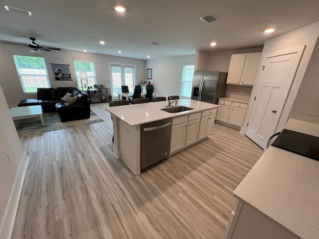 Building Photo - Beautiful 3 Bedroom, 2 Bath Pace Home avai...
