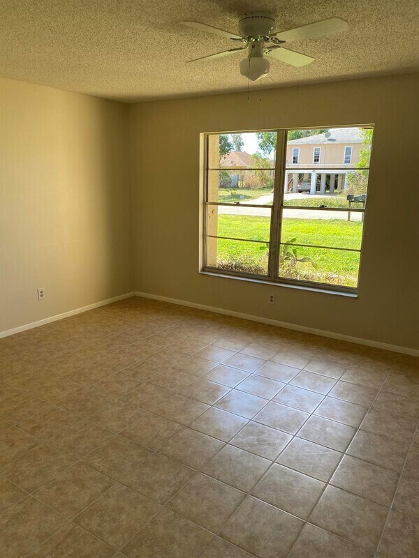 Foto del edificio - 7624-7628 Carrier Rd