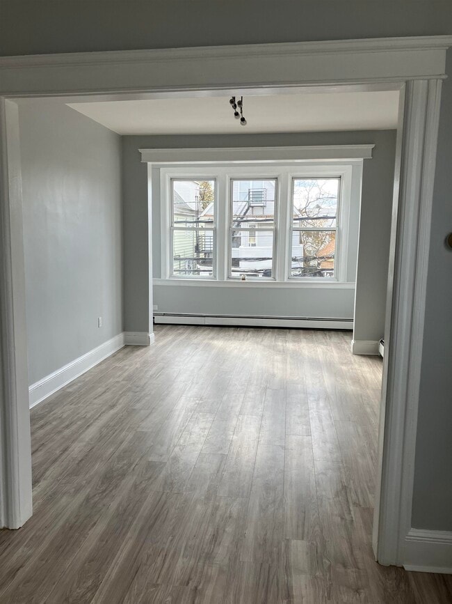 Building Photo - 127 W 51st St