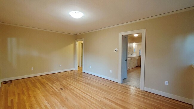 Building Photo - Darling 2 Bedroom Cottage  Located in the ...