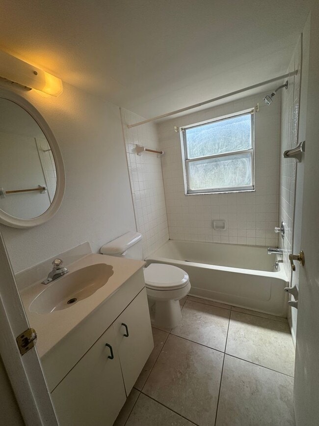 Foto del edificio - 2BR/2BA Downstairs Condo in Country Club V...