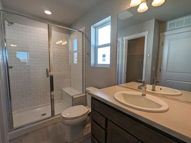 Foto del edificio - One Bedroom One Bathroom Second Story Unit
