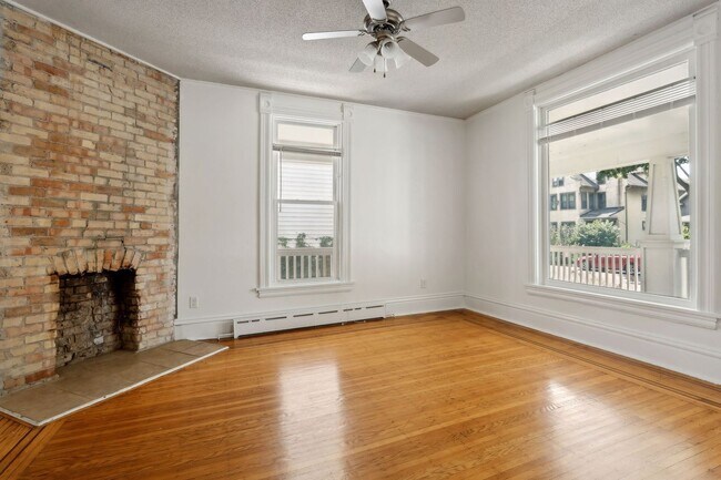 Foto del edificio - 2217-2217 Grand Ave S