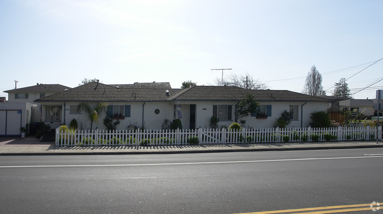 Building Photo - 1300-1304 Fernside Blvd