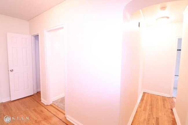 Foto del edificio - 1 bedroom in REGO PARK NY 11374