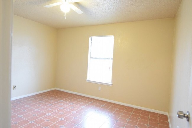 Building Photo - 1619 Indian Trl Unit A