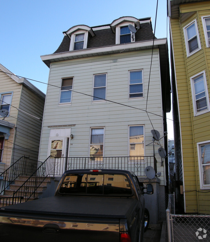 Primary Photo - 146 Waverly St