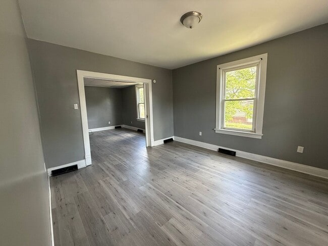 Building Photo - 3 bedroom home in College Hill