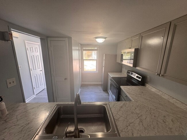 Building Photo - 306 Cedar St