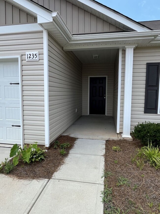 Foto del edificio - Newer 3 Bed Ranch home in East Charlotte