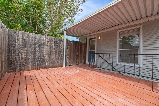 Building Photo - 1608 1/2 Bonnie Brae St