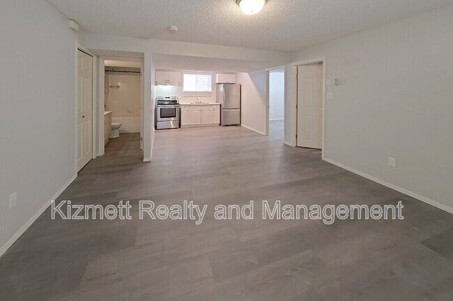 Photo du bâtiment - 2433-232B 32b St NW