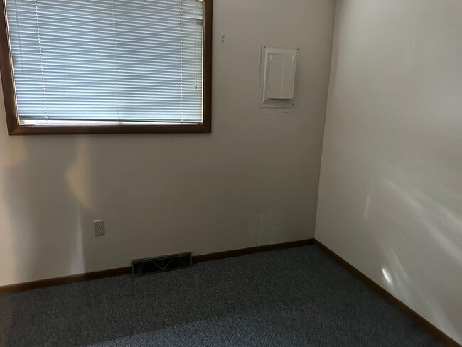 Building Photo - 2 BEDROOM 1 BATHROOM APARTMENT FOR RENT