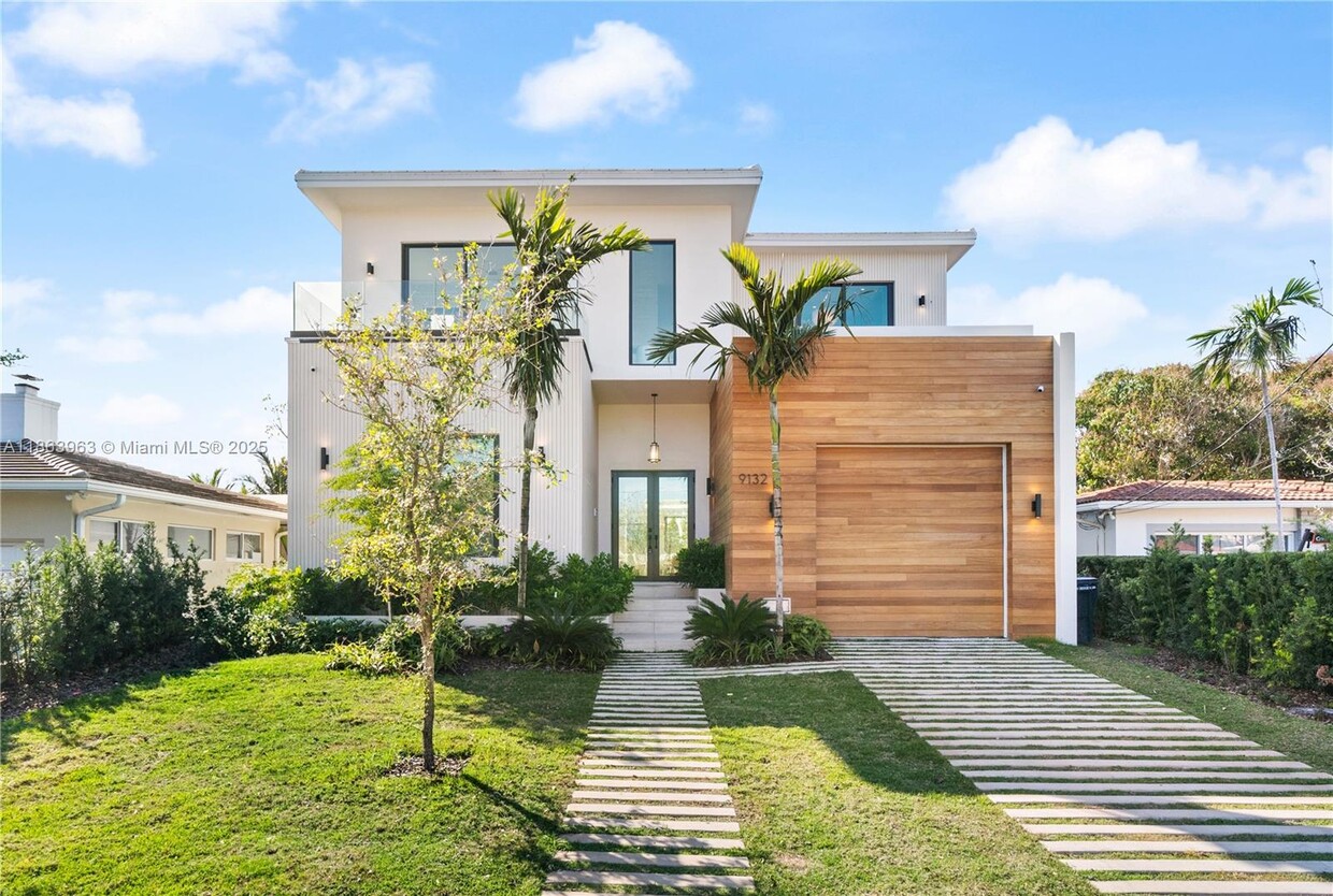 Primary Photo - 9132 Dickens Ave