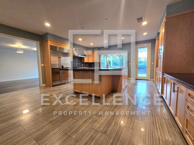 Building Photo - 5/3 Home with Built In BBQ & Hot Tub, Sola...