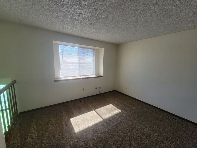 Foto del edificio - Great 2 Bedroom/1 Bath Duplex with 1 Car Attached Garage in Northeast Loveland, CO