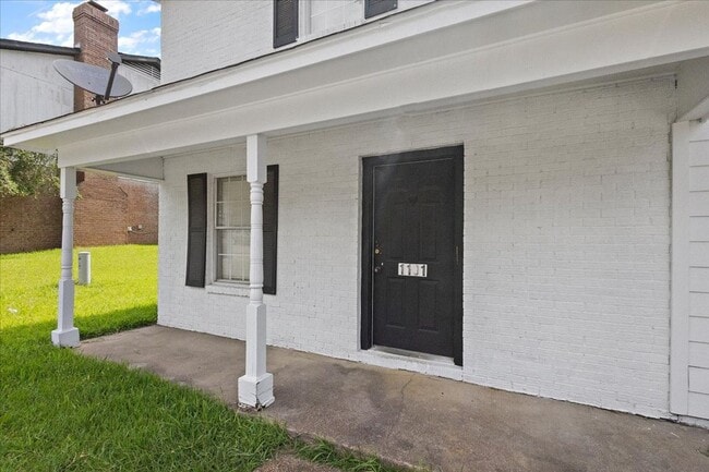 Building Photo - Just renovated 2 bed 1.5 bath townhome
