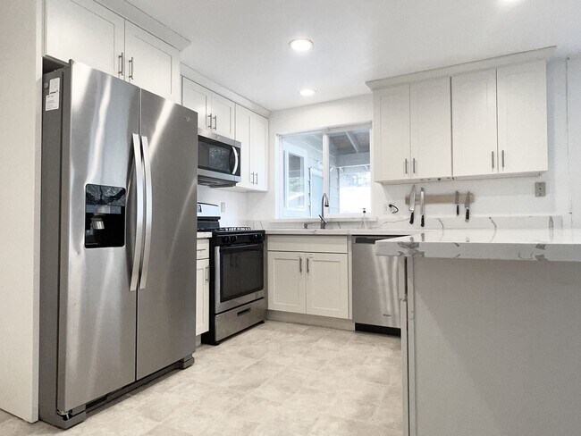 Building Photo - Beautiful Spacious Rambler in Kirkland! Gl...