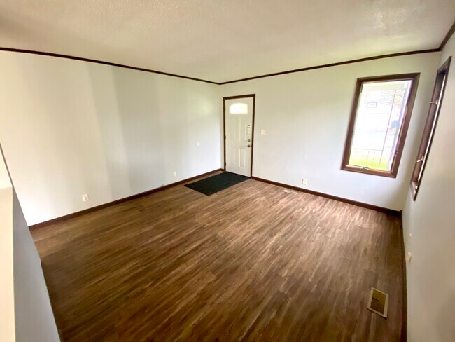 Building Photo - 217 Maple St