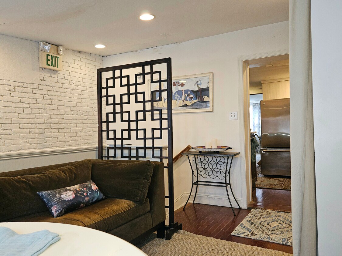 Living rm stair entry - 919 S Charles St