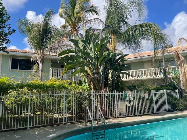 Foto del edificio - 1423 Holly Heights Dr