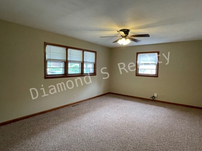 Building Photo - Adorable 2 Bedroom Available Early September!