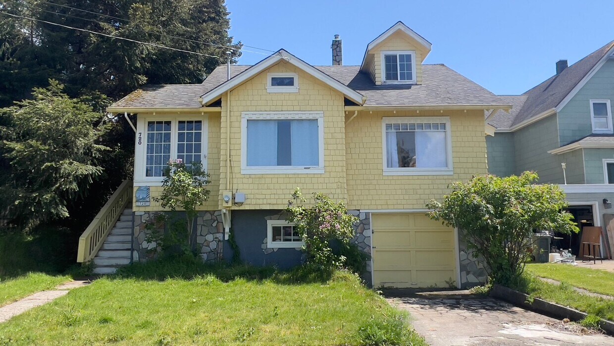 Primary Photo - 720 35th St, Astoria, OR 97103