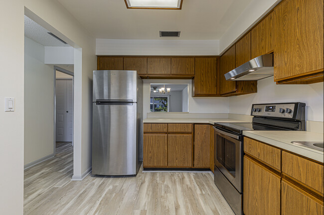 Kitchen - 6807 Sandtrap Dr