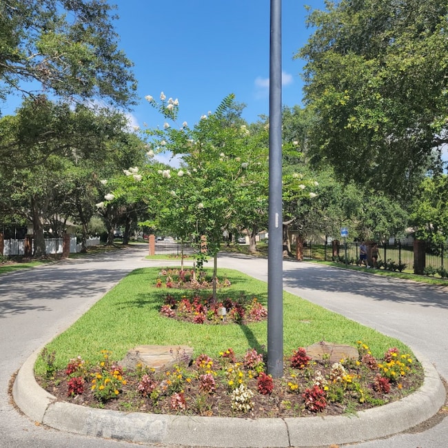 Building Photo - 935 Vanderbilt Dr
