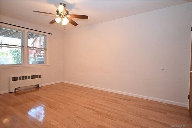 Foto del edificio - 84-18 Little Neck Pkwy